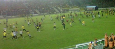 Columbia - Zece politisti raniti si 33 de suporteri arestati